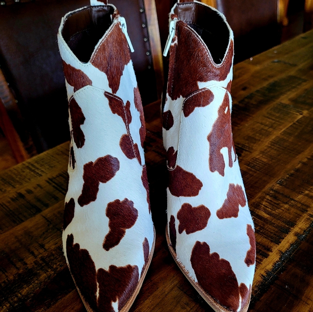 Look Gianni Bini Size 5.5 Brown/ White Cow Print Ankle Booties Real Calf Fur NWT